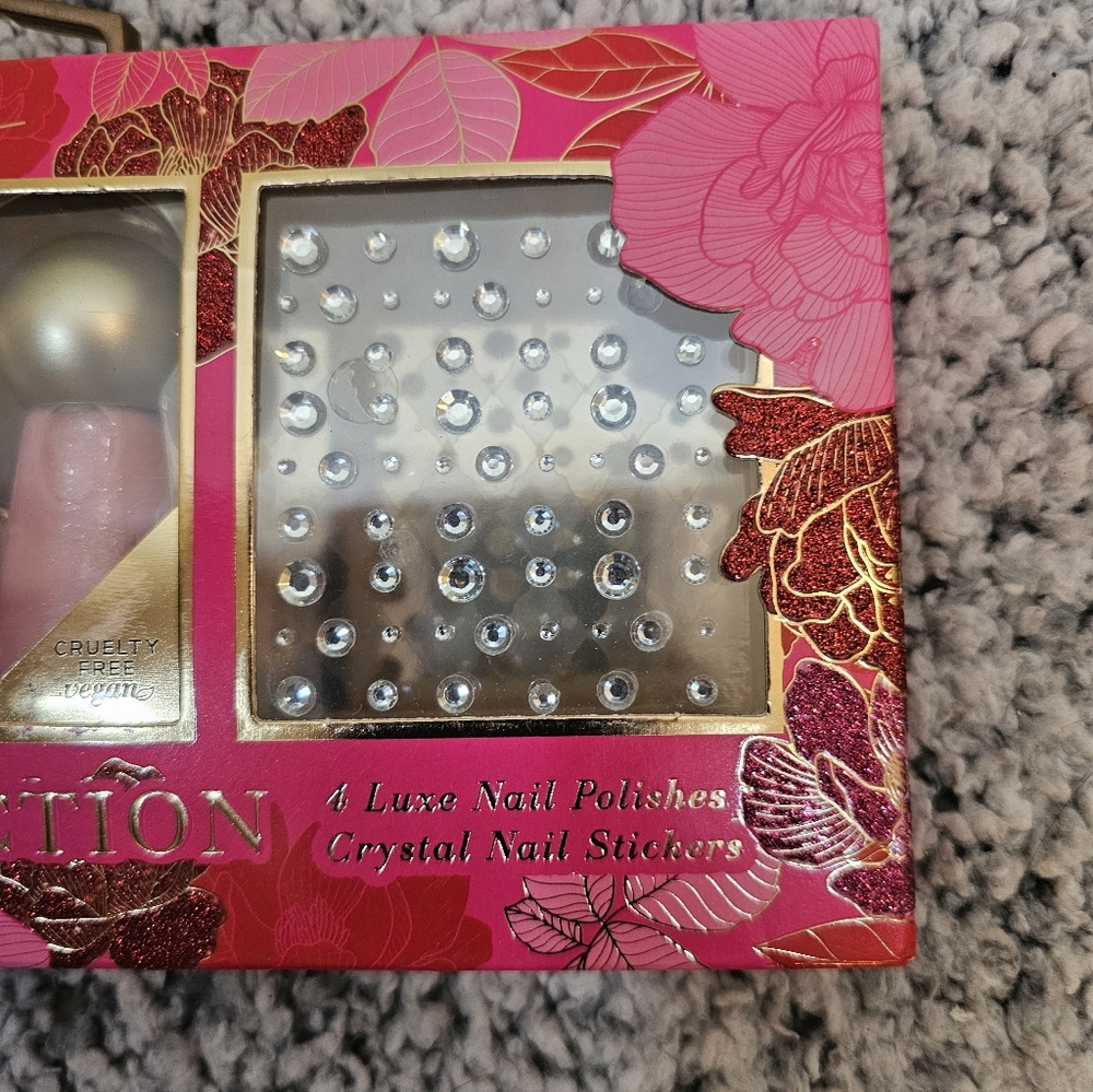 2/$20 Nicole Miller Manicure Set - Picture 5 of 6